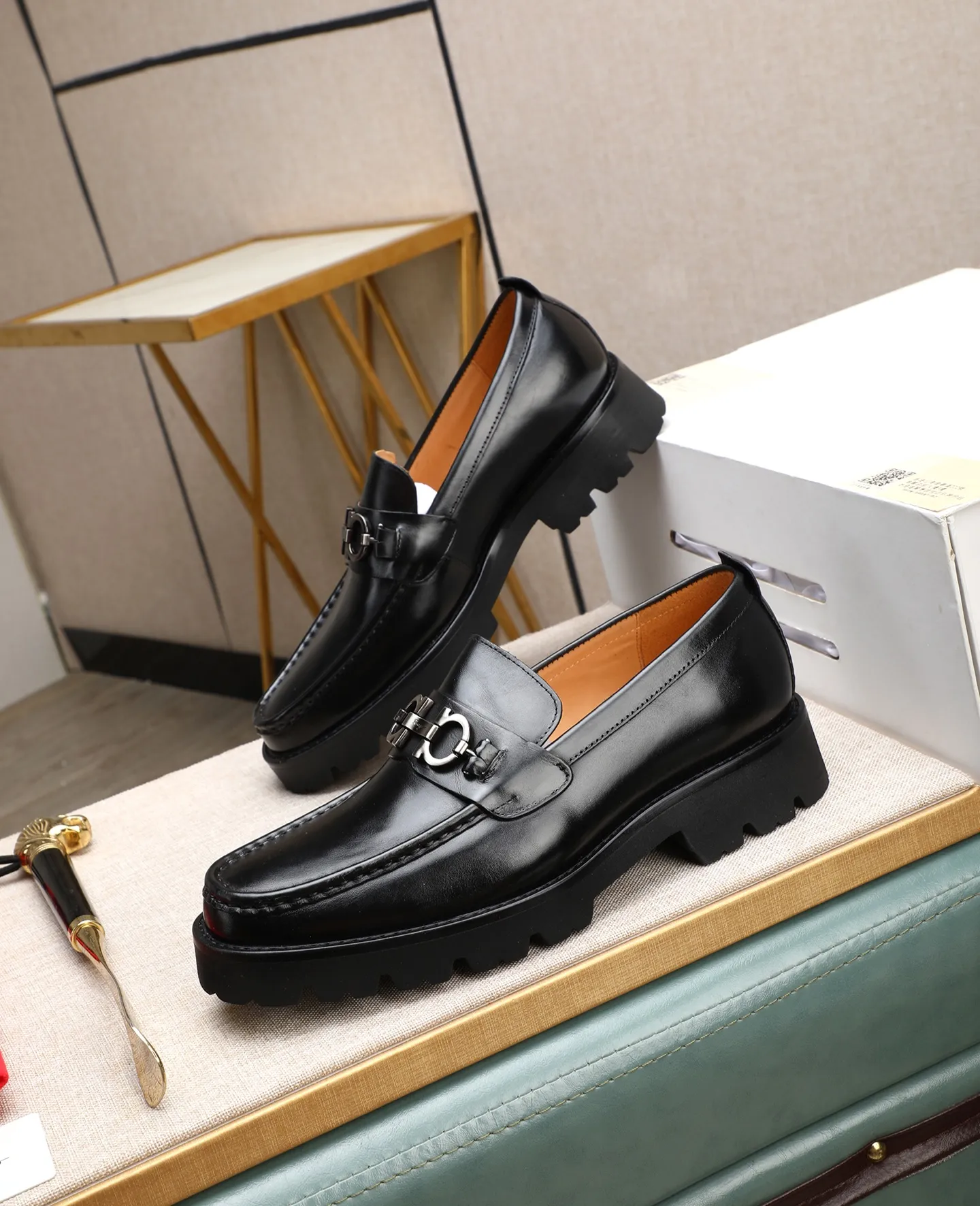 Men's shoes 💰500 📛📛(water-dyed cow lining) Salvatore Ferragamo high-end (Salvatore Ferragamo) is the top international luxury footwear brand. It comes from the fashion kingdom of Italy. It is famous all over the world for its traditional handmade design and novel styles...🚶🏻🚶🏻New suit shoes are available simultaneously at the counter. This model is purely handmade. The fabric is imported Italian calfskin➕soft water-dyed cowhide lining. Original authentic outsole🌀🌀Size: 38➖44.